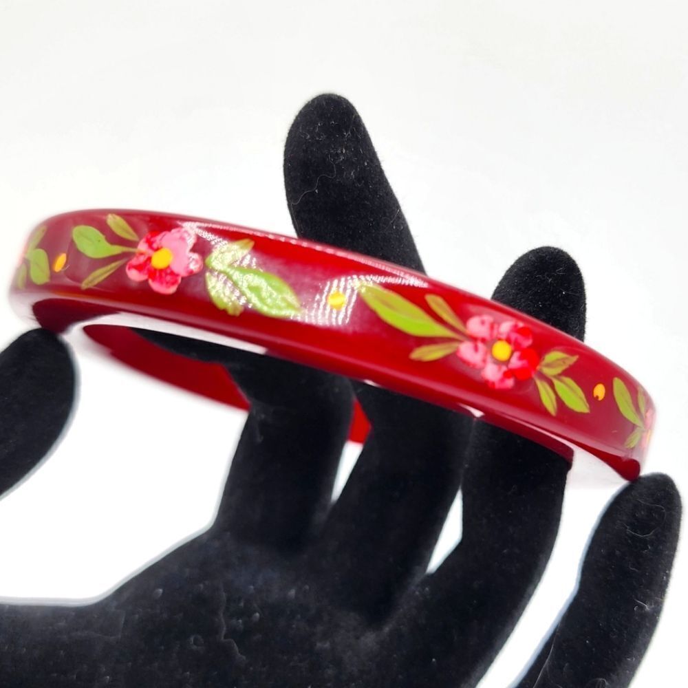 VINTAGE ART DECO FLORAL PAINTED BURGUNDY BAKELITE BANGLE BRACELET